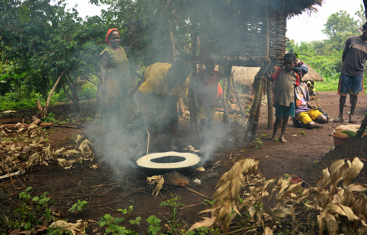 Backen des Fladenbrots für die Injera [28 mm, 1/200 Sek. bei f / 8.0, ISO 800]